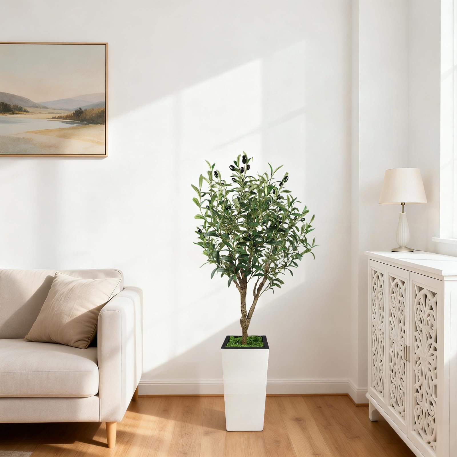 Olivo artificial Garvee de 180 cm en maceta blanca alta decorando un salón amplio y luminoso